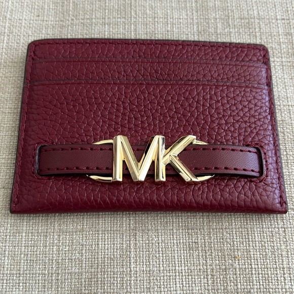 Michael Kors Accessories - MICHAEL KORS
Reed Large Pebbled Leather Card Holder Case Wallet
DARK CHERRY
NWOT